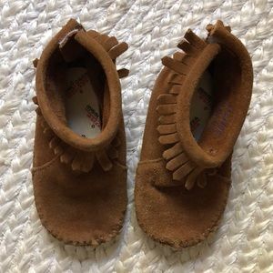 Minnetonka moccasins | size 5
